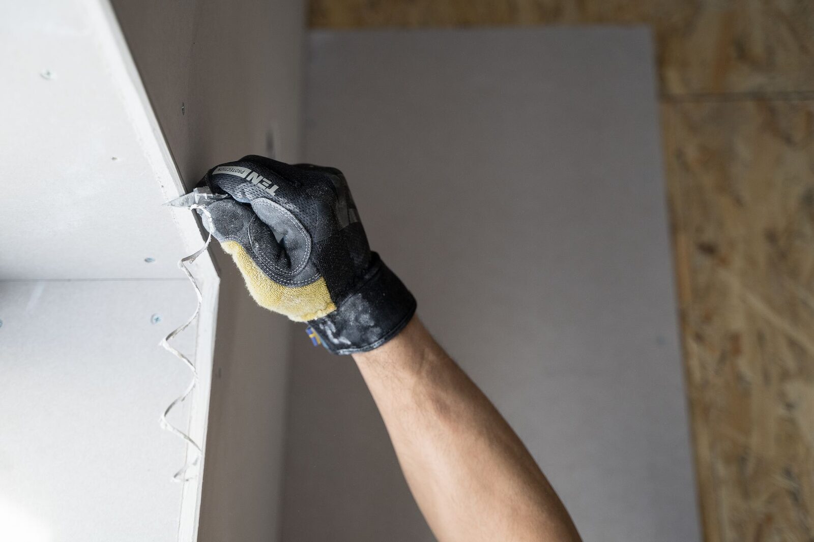 Pleisterwerk wordt met een spaan op de muur aangebracht