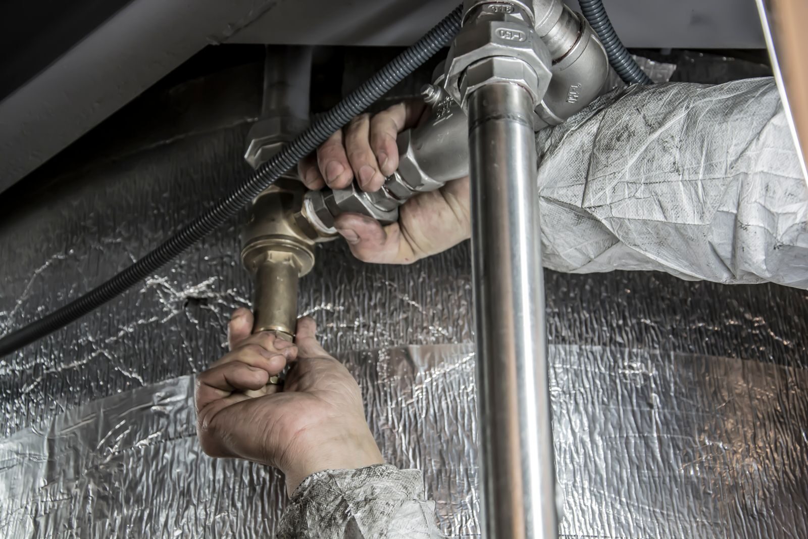 Gecertificeerde vakman van Watt & Water aan het werk