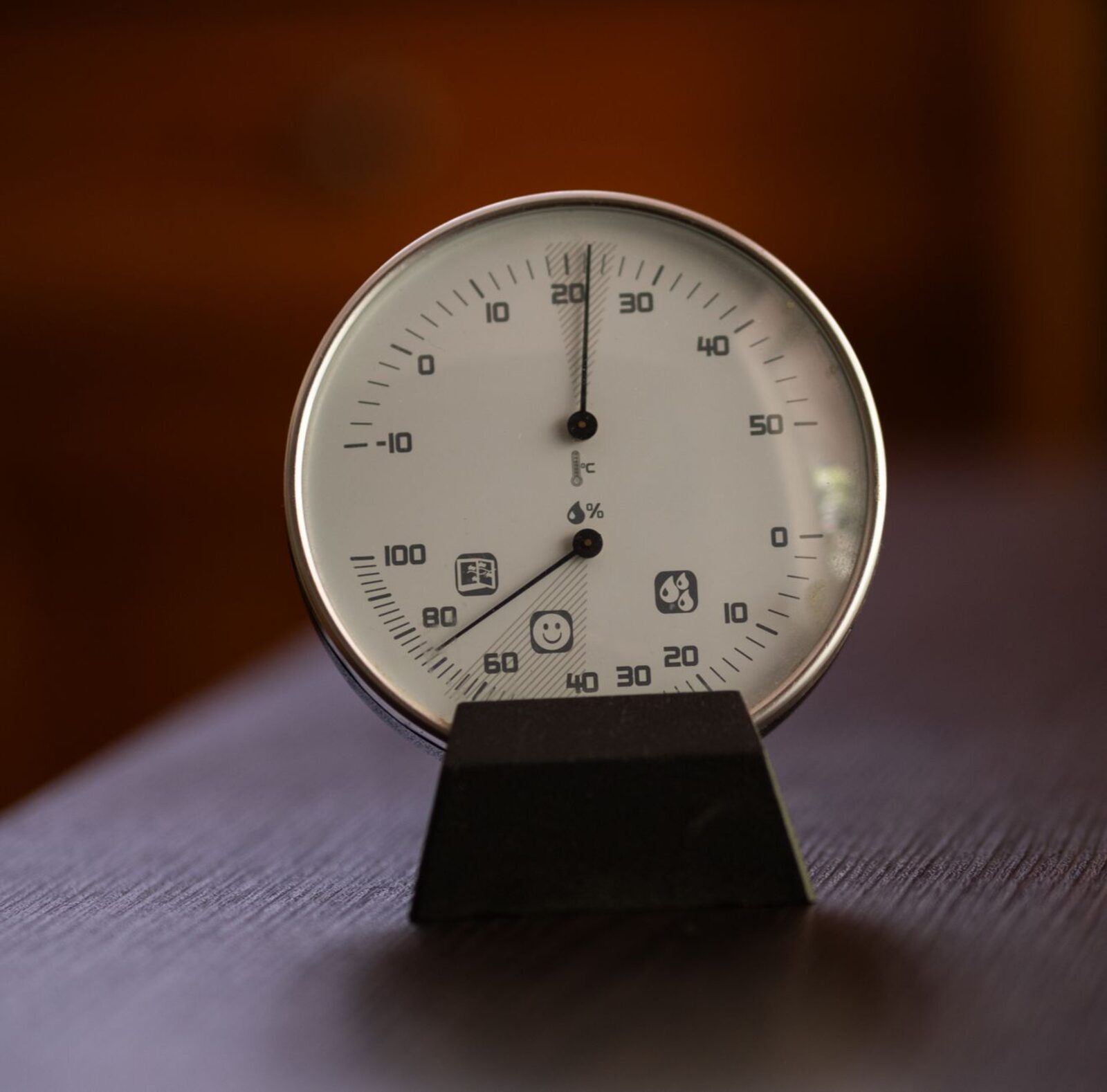 Hygrometer en thermometer die de luchtvochtigheid in huis aangeven